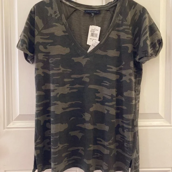 Sanctuary Women's Green Camo Short Sleeve V-Neck T-Shirt/S/$69 RETL/ON SALE $30! - Picture 1 of 3